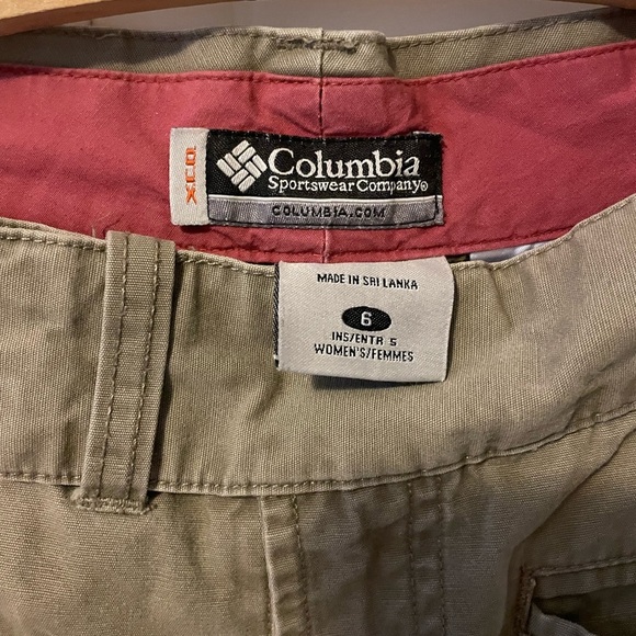 High waisted Columbia Hiking Shorts - Picture 2 of 3